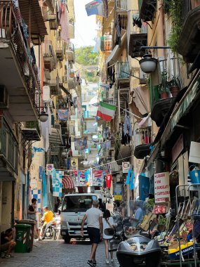 Napoli 'nin eski kesiminde dar bir cadde. Balkonları var. Maksimum kapasiteleri çamaşır kurutmak için kullanılıyor..
