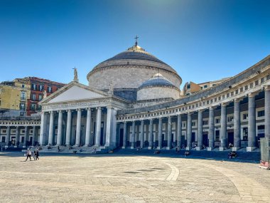 Piazza del Plebiscito, Napoli 'deki anıtsal Plebiscito Meydanı, San Francesco di Paola Kilisesi' nin ön cephesi..