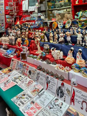 Napoli, İtalya, 27 Eylül 2023: Napoli, İtalya 'da sokağa açılan hediyelik eşya dükkanları.
