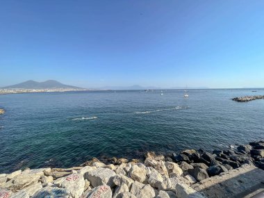 İtalya 'nın Napoli limanı yakınlarındaki deniz önü. Arka planda etkin olmayan Vesevius volkanı görülebiliyor..
