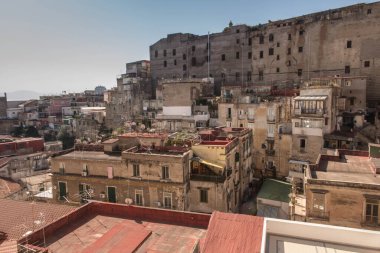 Napoli 'nin binaları binalardan birinin penceresinden görülüyor..