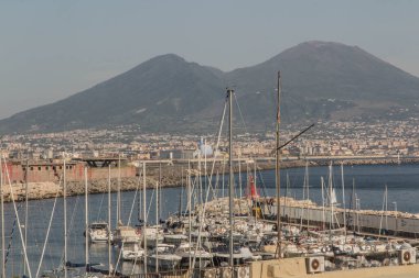 İtalya 'nın Napoli limanı yakınlarındaki deniz önü. Arka planda etkin olmayan Vesevius volkanı görülebiliyor..