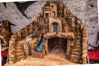 Napoli, Campania, İtalya 28 Eylül 2023: Via San Gregorio Armeno 'nun zanaatkar atölyelerinde el yapımı Noel Doğumu Sahnesi. 