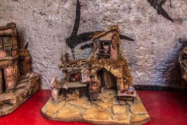 Napoli, Campania, İtalya 28 Eylül 2023: Via San Gregorio Armeno 'nun zanaatkar atölyelerinde el yapımı Noel Doğumu Sahnesi. 