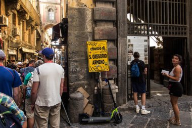 Napoli, Campania, İtalya 28 Eylül 2023: Napoli, İtalya 'daki Ermeni Manastırı girişi. Chiostro di San Gregorio Armeno.