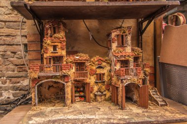 Napoli, Campania, İtalya 28 Eylül 2023: Via San Gregorio Armeno 'nun zanaatkar atölyelerinde el yapımı Noel Doğumu Sahnesi. 
