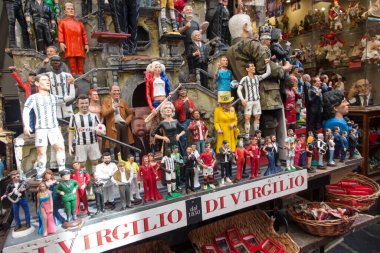 Napoli, İtalya, 27 Eylül 2023: Napoli, İtalya 'da sokağa açılan hediyelik eşya dükkanları.