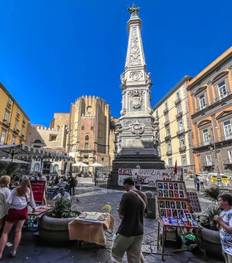 Napoli, İtalya - 28 Eylül 2023 San Domenico Maggiore, Napoli 'de aynı adı taşıyan Roma Katolik kilisesi ve manastırı..