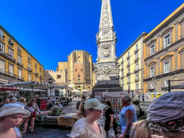 Napoli, İtalya - 28 Eylül 2023 San Domenico Maggiore, Napoli 'de aynı adı taşıyan Roma Katolik kilisesi ve manastırı..