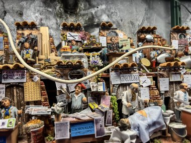 Napoli, Campania, İtalya 28 Eylül 2023: Via San Gregorio Armeno 'nun zanaatkar atölyelerinde el yapımı Noel Doğumu Sahnesi.