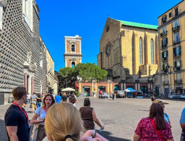 Napoli, İtalya, 27 Eylül 2023: Kilisede Ges Nuovo (İtalyanca: Yeni İsa) solda ilginç bir cephe, sağda Saint Clare Bazilikası, Napoli, İtalya.