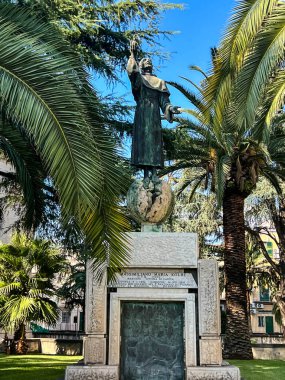 Pompeii, İtalya, 28 Eylül 2023: Aziz Anıtı. Maximilian Maria Kolbe Pompeii, İtalya 'daki Meryem Ana Bazilikası' nın yanında..