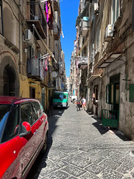 Napoli 'nin eski kesiminde dar bir cadde. Balkonları var. Maksimum kapasiteleri çamaşır kurutmak için kullanılıyor..