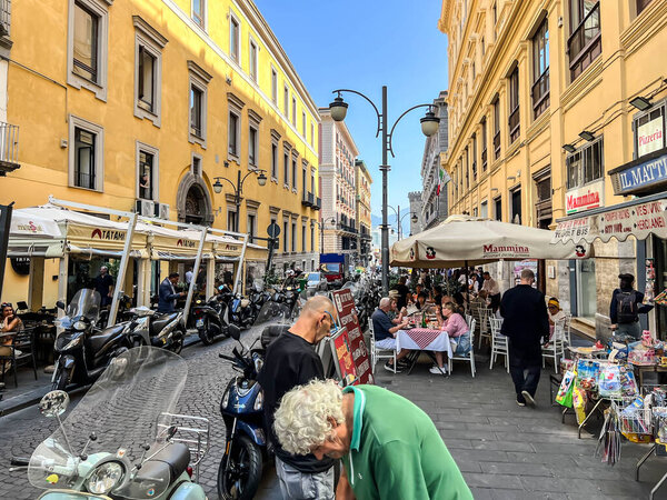 Неаполь, Италия, 27 сентября 2023 года: Улица в старой части города, заполненная туристами и местными жителями, создавая красочное зрелище.