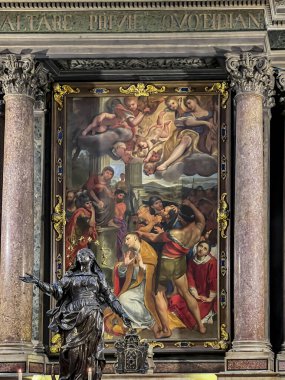 Napoli, İtalya - 28 Eylül 2023: Napoli Katedrali 'nin içi, Cattedrale di San Gennaro (Aziz Januarius) olarak bilinir. Meryem figürlü sunak.