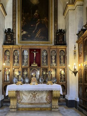 Napoli, İtalya - 28 Eylül 2023: Napoli Katedrali 'nin içi, Cattedrale di San Gennaro (Aziz Januarius) olarak bilinir. Pek çok azizin dini.