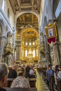 Napoli, İtalya - 28 Eylül 2023: Napoli Katedrali 'nin iç mekanı. Başpiskoposun koltuğunda, sunakta Kutsal Ruh 'u tasvir eden bir güvercin vardı. Cattedrale di San Gennaro (Aziz Januarius) olarak bilinir.).