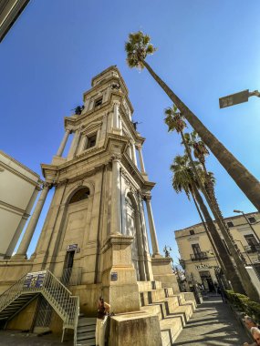 Pompeii, İtalya, 28 Eylül 2023: Pompeii, İtalya 'da Meryem Ana' nın Bazilikasının yanındaki kule.