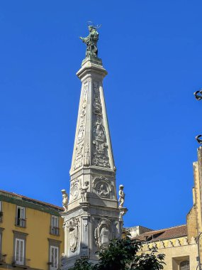 Napoli, İtalya - 28 Eylül 2023: Napoli, İtalya tarihi merkezi. Aziz Domenico Maggiore Meydanı, Aziz Domenico Maggiore Obelisco.