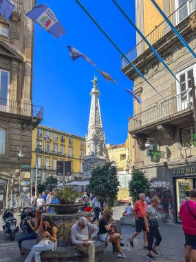 Napoli, İtalya - 28 Eylül 2023: Napoli, İtalya tarihi merkezi. Aziz Domenico Maggiore Meydanı, Aziz Domenico Maggiore Obelisco.