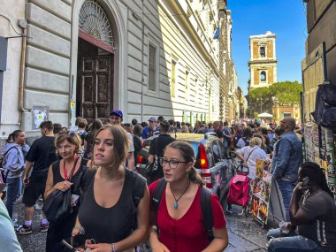 Napoli, Campania, İtalya 28 Eylül 2023: Via San Gregorio Armeno 'nun zanaatkar atölyelerinde el yapımı Noel Doğumu Sahnesi. Napoli, İtalya.