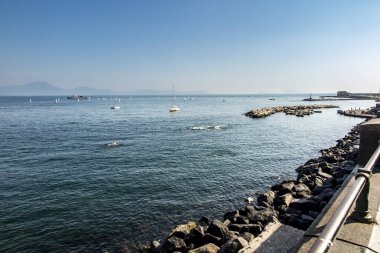 İtalya 'nın Napoli bölgesinde denizde yüzen bir grup insan.