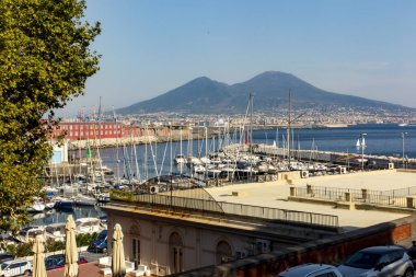Napoli, İtalya - 27 Eylül 2023: İtalya 'nın Napoli limanı yakınlarında arka planda etkin olmayan Vesevius volkanı görülebilmektedir..