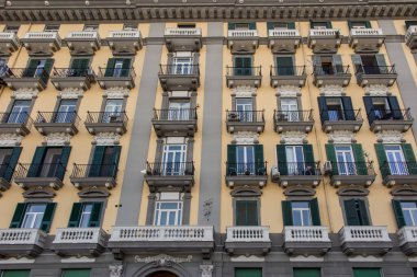 Arka plan olarak İtalya, Napoli 'de balkon ve panjurlarla ön cephe