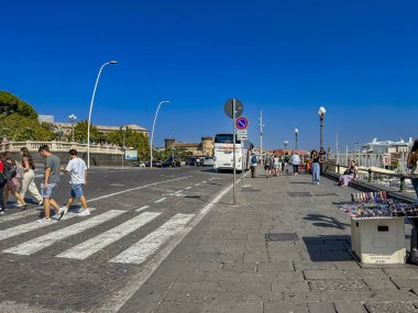 Napoli, İtalya, 27 Eylül 2023: 15. yüzyılda yapılmış ve Napoli 'de önemli bir dönüm noktası olan Castel dell' Ovo (Yumurta Kalesi) Napoli Körfezi 'nde bulunan bir deniz kalesidir..