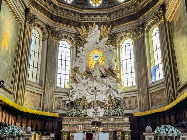 Napoli, İtalya - 28 Eylül 2023: Napoli Katedrali 'nin iç mekanı. Başpiskoposun koltuğunda, sunakta Kutsal Ruh 'u tasvir eden bir güvercin vardı. Cattedrale di San Gennaro (Aziz Januarius) olarak bilinir.).