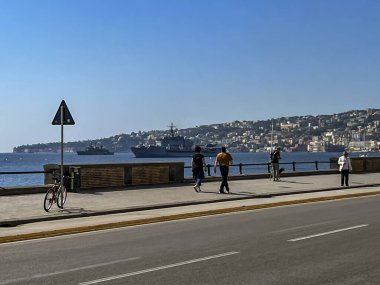 Napoli, İtalya, 27 Eylül 2023: Savaş gemileri ve kıyı şeridi olan Napoli Körfezi. Napoli, İtalya.