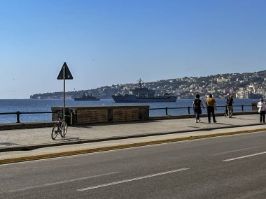Napoli, İtalya, 27 Eylül 2023: Savaş gemileri ve kıyı şeridi olan Napoli Körfezi. Napoli, İtalya.