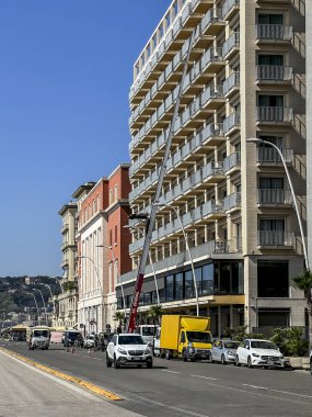 Napoli, İtalya, 27 Eylül 2023: İtalya 'da balkon, Napoli, İtalya üzerinden mobilya ve diğer ekipmanların taşınması için bir platform kurulması.