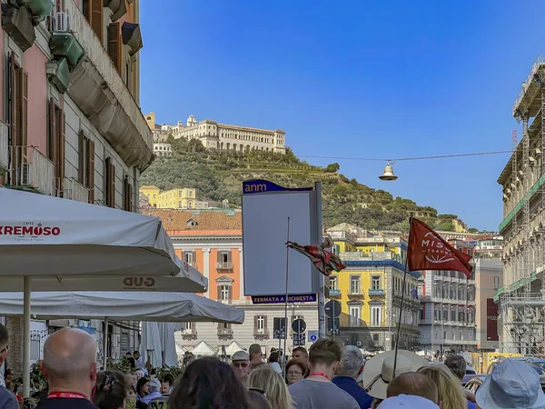 Napoli, İtalya - 27 Eylül 2022: Palazzo della Prefettura veya Prefectural Palace, Napoli 'nin merkezindeki Piazza del Plebiscito Meydanı' nda bulunan anıtsal bir saray. Arka tarafta Sant Elmo Kalesi ortaçağ kalesi var.