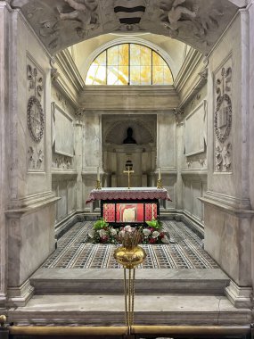 Napoli, İtalya - 28 Eylül 2023: Napoli, İtalya 'daki St. Gennarov Katedrali' ndeki mahzenler. St. Gennaro 'nun kemiklerinin bulunduğu yer.).