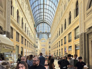 Napoli, İtalya - 27 Eylül 2023: Napoli 'deki tarihi Galleria Umberto I' in İçi - İnsanlar yürüyor ve geçiyor, dükkanları ziyaret ediyorlar.