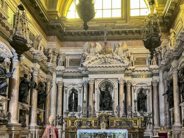 Napoli, İtalya - 28 Eylül 2023: Aziz Gennaro kilisesinde (Saint Januarius) Napoli Katedrali 'nin ana sahasının sağ tarafında, Aziz Gennaro' nun kanından bir ampulle.