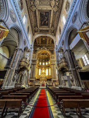 Napoli, İtalya - 28 Eylül 2023: Napoli Katedrali 'nin iç mekanı. Başpiskoposun koltuğunda, sunakta Kutsal Ruh 'u tasvir eden bir güvercin vardı. Cattedrale di San Gennaro (Aziz Januarius) olarak bilinir.).