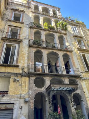  İtalya, Napoli 'deki evlerin cephelerinde çeşitli hasarlar var..