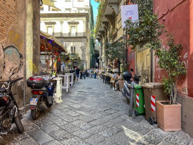 Napoli, İtalya, 28 Eylül 2023: Napoli, İtalya 'da çeşitli hasarlı ve grafiti ile kaplanmış evler.