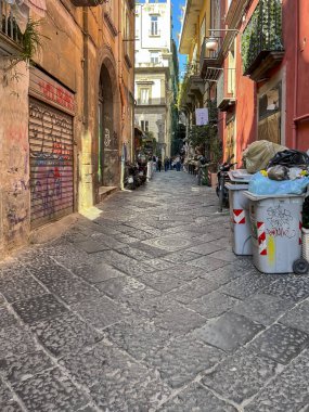 Napoli, İtalya, 28 Eylül 2023: Napoli, İtalya 'da çeşitli hasarlı ve grafiti ile kaplanmış evler.
