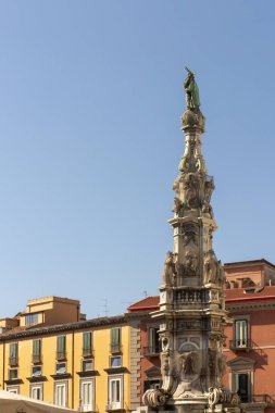 Meryem Anıtı ve kilisenin arkasında Ges Nuovo (İtalyanca: Yeni İsa) ve Napoli, İtalya.