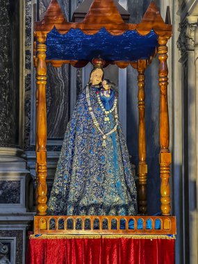 Napoli, İtalya, 27 Eylül 2023: Gesu Nuovo Kilisesi 'nde İsa ile Meryem' in heykeli (İtalyanca: Yeni İsa), Napoli, İtalya.