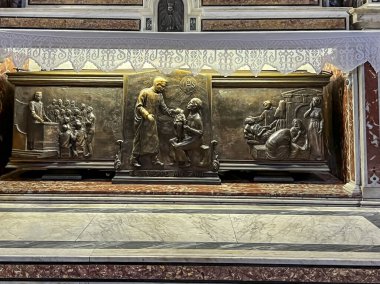 Napoli, İtalya - 27 Eylül 2023: Aziz Anıtı. Giuseppe Moscati, Napoli 'deki İsa Kilisesi, İtalya ve yakınındaki mezarında..