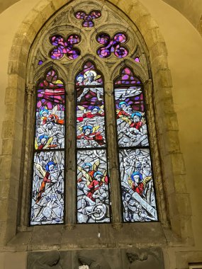 Napoli, İtalya, Campania, 28 Eylül 2023 Santa Chiara kompleksinin içinde, Napoli 'deki Santa Chiara Manastırı. Sunağın üzerindeki renkli vitray..