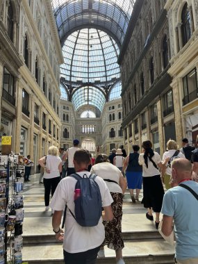 Napoli, İtalya - 27 Eylül 2023: Napoli 'deki tarihi Galleria Umberto I' in İçi - İnsanlar yürüyor ve geçiyor, dükkanları ziyaret ediyorlar.