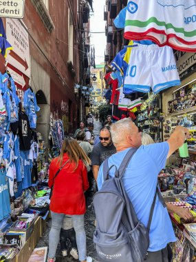 Napoli, İtalya, 27 Eylül 2023: Şehrin eski kesiminde turist ve yerlilerle dolu bir sokak renkli bir manzara yaratıyor.