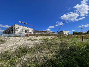 Chelm Polonya 'daki tıp fakültesinin genel merkezinin inşaatında çalış..