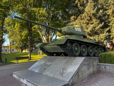 Polonya 'nın Dubienka kentindeki bir anıt olan 2. Dünya Savaşı' ndan kalma eski bir tankın parçası..