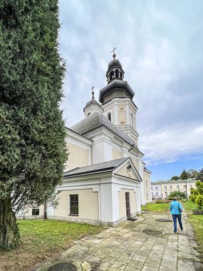 Zamosc, Polonya, 3 Eylül 2023: Arka planda şehir binaları ve Roma Katolik Kilisesi. Polonya, Zamosc 'ta Aziz Nicholas.